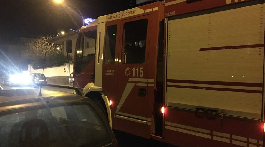 Riposto, incendio auto in corso Europa, intervento dei Vigili del fuoco