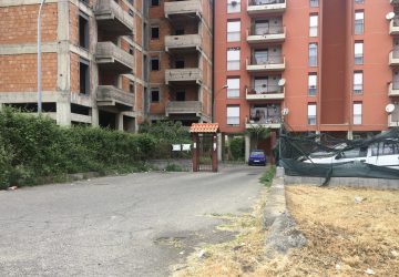 Giarre, "acquista" due ovuli di eroina nel market della droga di via Trieste: arrestata 38enne di Fiumefreddo. Manette anche per i due pusher giarresi