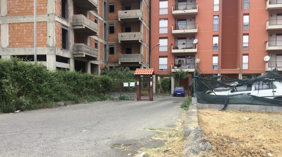 Giarre, “acquista” due ovuli di eroina nel market della droga di via Trieste: arrestata 38enne di Fiumefreddo. Manette anche per i due pusher giarresi