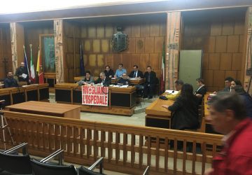 Origine del dissesto al Comune di Giarre. Giannunzio Musumeci: "Il colpevole si chiama Roberto Bonaccorsi". La replica di Cardillo: "Lui ha votato gli atti nel 2012"