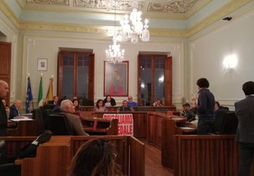 Riposto: il Consiglio comunale si spacca sulla Tari depositi agricoli