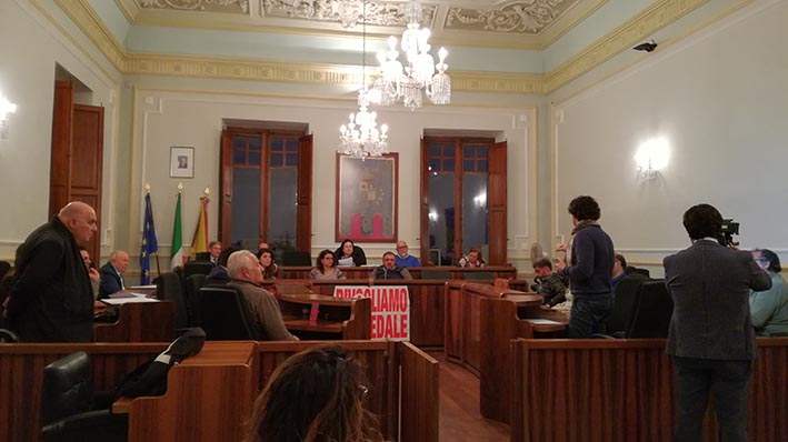 Riposto: il Consiglio comunale si spacca sulla Tari depositi agricoli