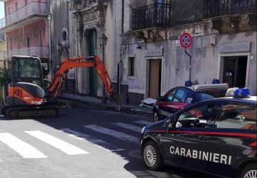 Aci Catena, irrompono in banca, in pieno giorno, con la motopala