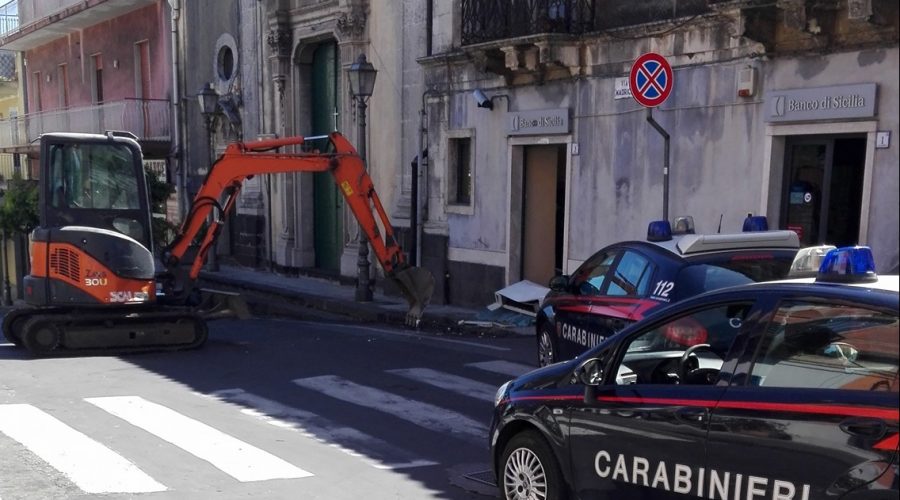Aci Catena, irrompono in banca, in pieno giorno, con la motopala