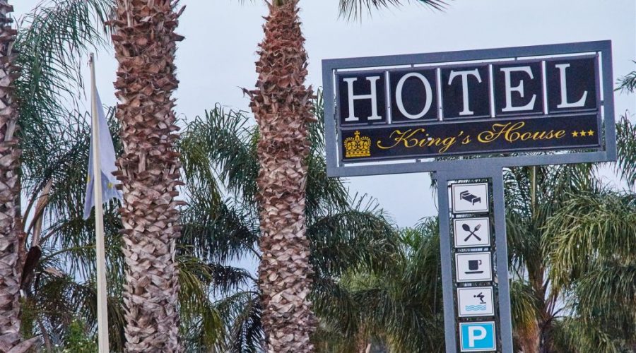 Mascali, rapina con coltello da macellaio al Kig House hotel di Fondachello