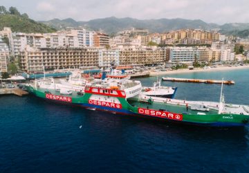Despar colora di buono lo Stretto. Un traghetto brandizzato segna il tragitto tra la Sicilia e la Calabria