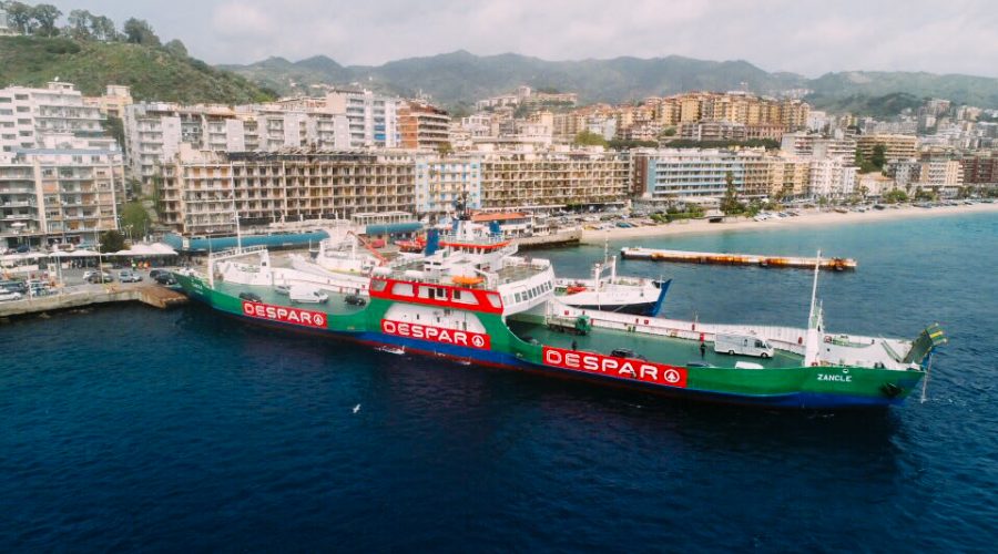 Despar colora di buono lo Stretto. Un traghetto brandizzato segna il tragitto tra la Sicilia e la Calabria