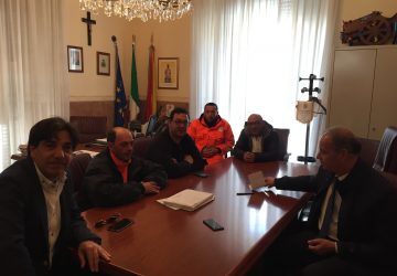 Operatori ecologici senza stipendi a Calatabiano: il sindaco Intelisano incontra i lavoratori