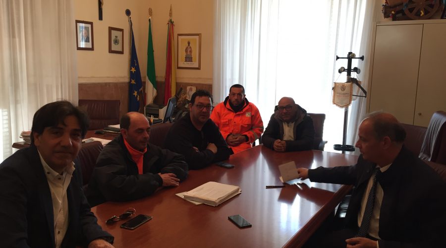 Operatori ecologici senza stipendi a Calatabiano: il sindaco Intelisano incontra i lavoratori