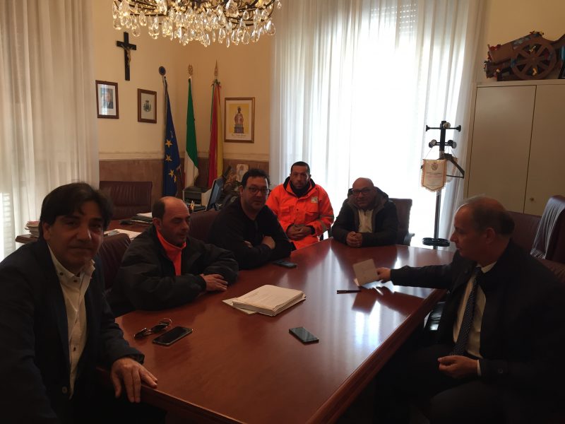 Operatori ecologici senza stipendi a Calatabiano: il sindaco Intelisano incontra i lavoratori