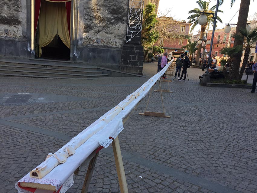 Calatabiano: battuto il record del mostacciolo più lungo d’Italia