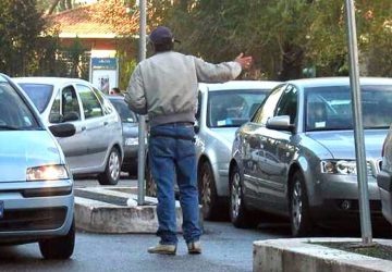 Blitz contro i parcheggiatori abusivi a Catania: denunciati in 5. Tra loro anche due 15enni