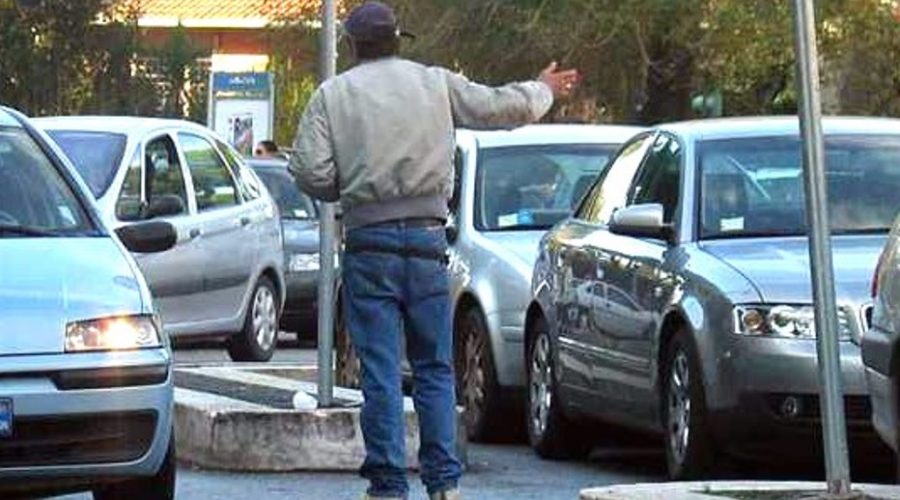 Blitz contro i parcheggiatori abusivi a Catania: denunciati in 5. Tra loro anche due 15enni