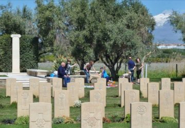 Catania, Pasquetta e la voglia matta di pic-nic: e cos&igrave; va bene anche il prato del cimitero