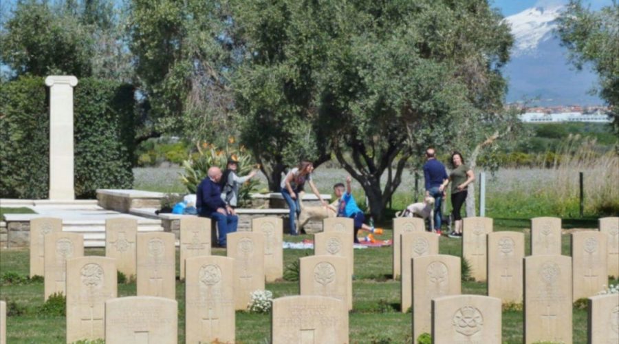 Catania, Pasquetta e la voglia matta di pic-nic: e così va bene anche il prato del cimitero