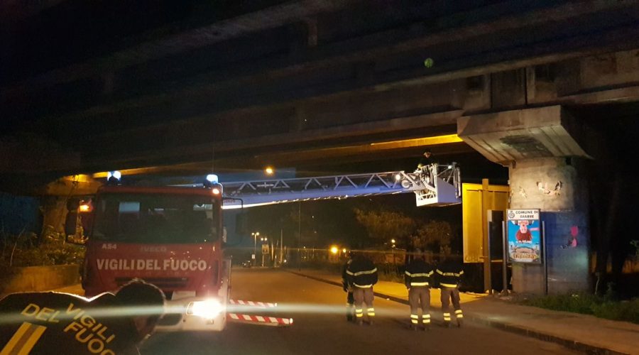 Giarre, intervento dei vigili del fuoco nel sottoponte A18 per crollo calcinacci