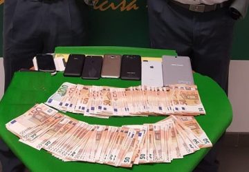 Fontanarossa, sequestrati ad una passeggera nigeriana 8 mila euro e prodotti elettronici di illecita provenienza