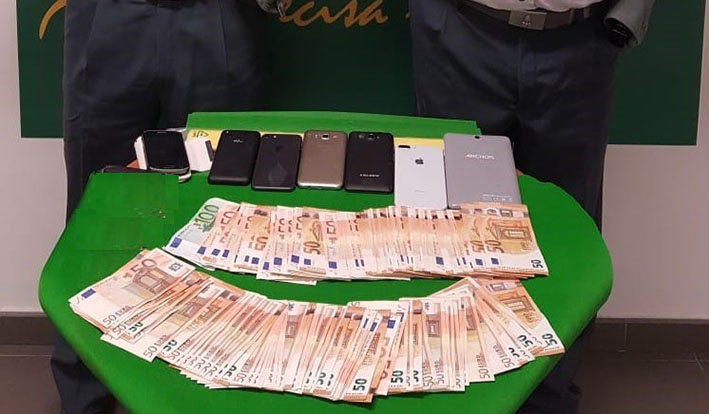 Fontanarossa, sequestrati ad una passeggera nigeriana 8 mila euro e prodotti elettronici di illecita provenienza
