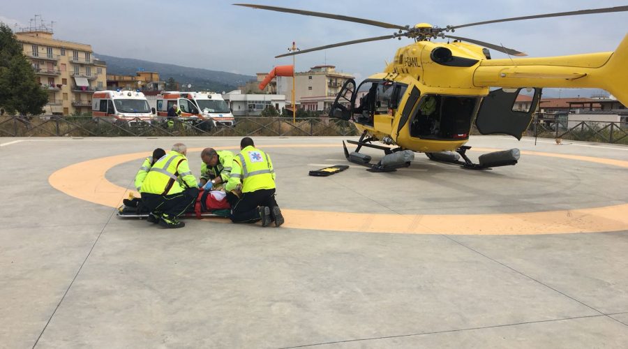 Giarre, accusa malore al supermercato e si accascia a terra. Intervento dell’elisoccorso