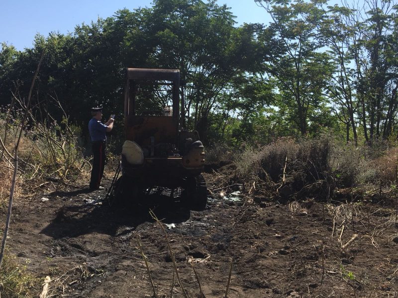 Macchia a fuoco un escavatore. Intervento dei vigili del fuoco