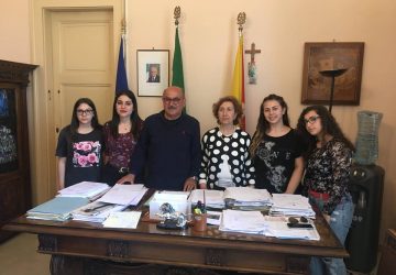 Riposto, progetto Erasmus, studenti del Polo tecnico &ldquo;intervistano&rdquo; il sindaco