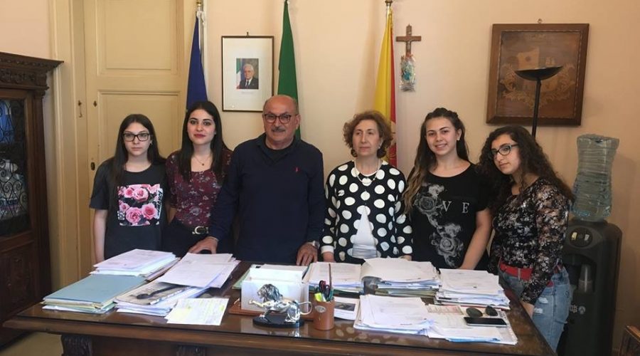 Riposto, progetto Erasmus, studenti del Polo tecnico “intervistano” il sindaco