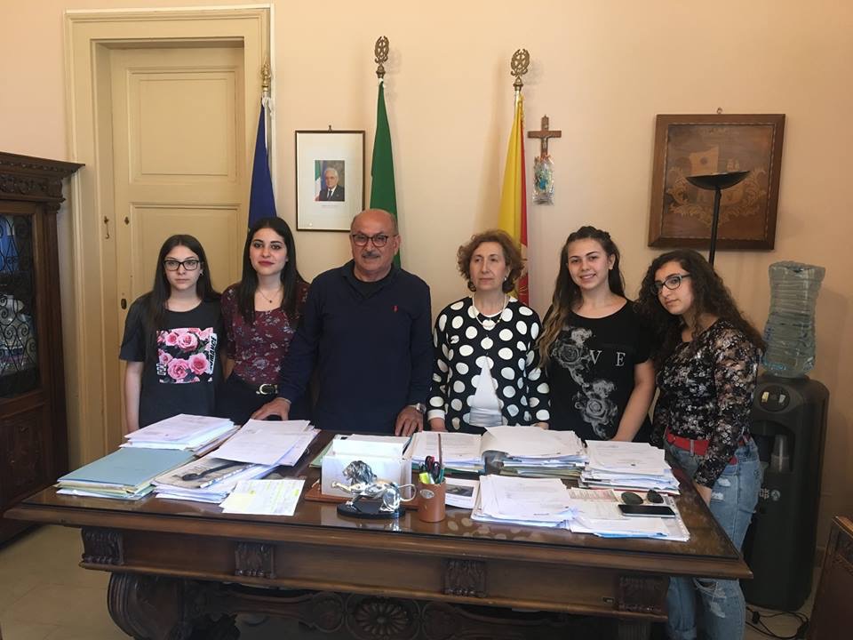 Riposto, progetto Erasmus, studenti del Polo tecnico “intervistano” il sindaco