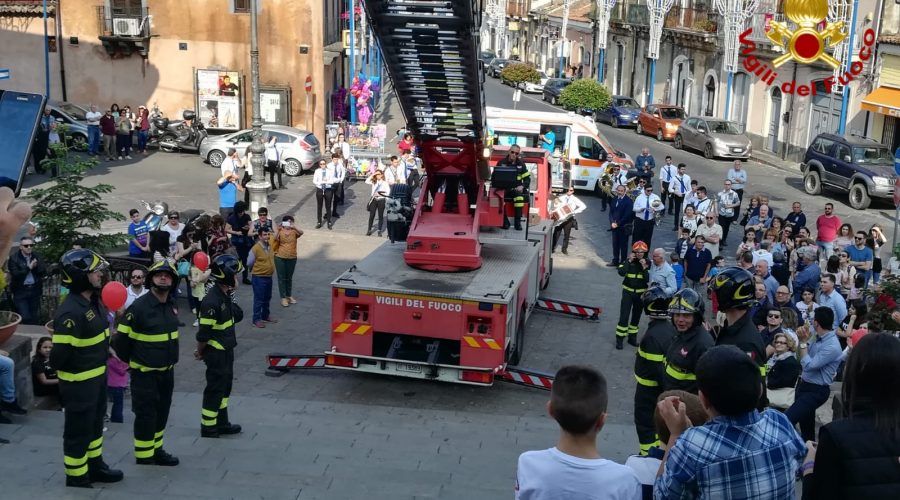 Pedara,  omaggio floreale dei Vigili del fuoco a S.Antonio Abate