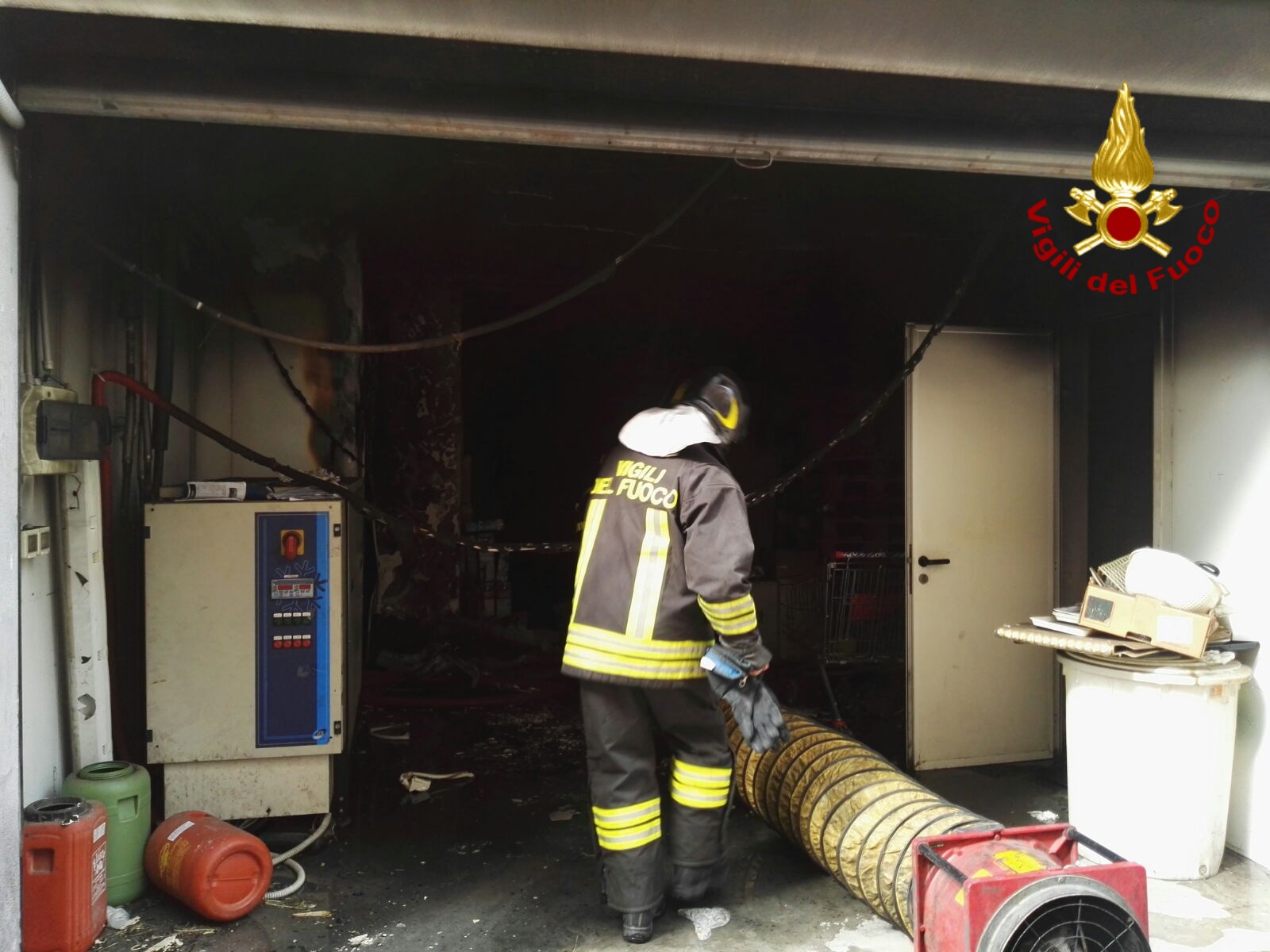 Santa Maria di Licodia, incendio in un deposito alimentari. Intervento dei vigili del fuoco