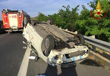 A19, Motta S.Anastasia: auto si ribalta. Intervento dei Vigili del fuoco