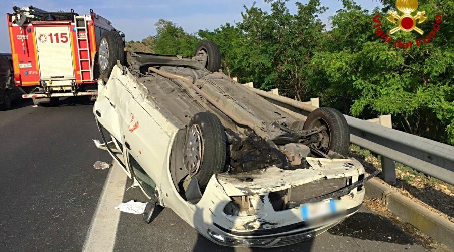 A19, Motta S.Anastasia: auto si ribalta. Intervento dei Vigili del fuoco