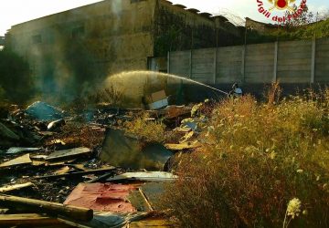 Catania, inferno di fuoco  nell’ex campo rom di Acquicella Porto. Intervento dei Vigili del fuoco