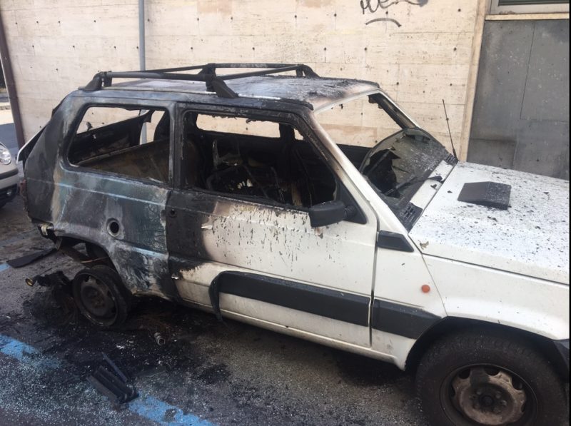 Giarre, a fuoco una Panda per causa accidentale