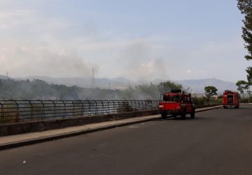 Giarre, incendio sterpaglie a ridosso di piazza Immacolata. Intervento dei vigili del fuoco