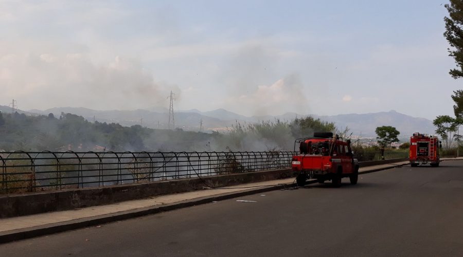 Giarre, incendio sterpaglie a ridosso di piazza Immacolata. Intervento dei vigili del fuoco