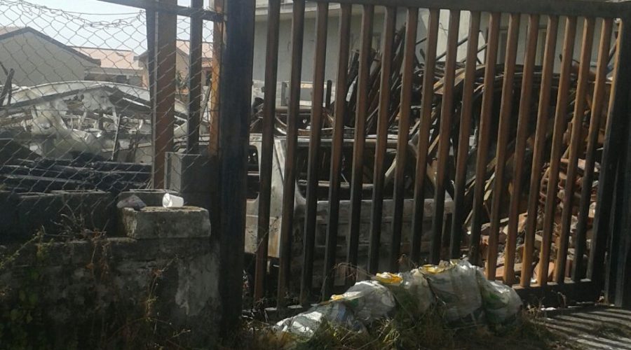 Carrubba di Giarre, a fuoco catasta di legname. Coinvolta anche un’autovettura