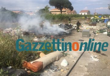 Giarre, a fuoco maxi discarica del parco incompiuto di Trepunti VIDEO