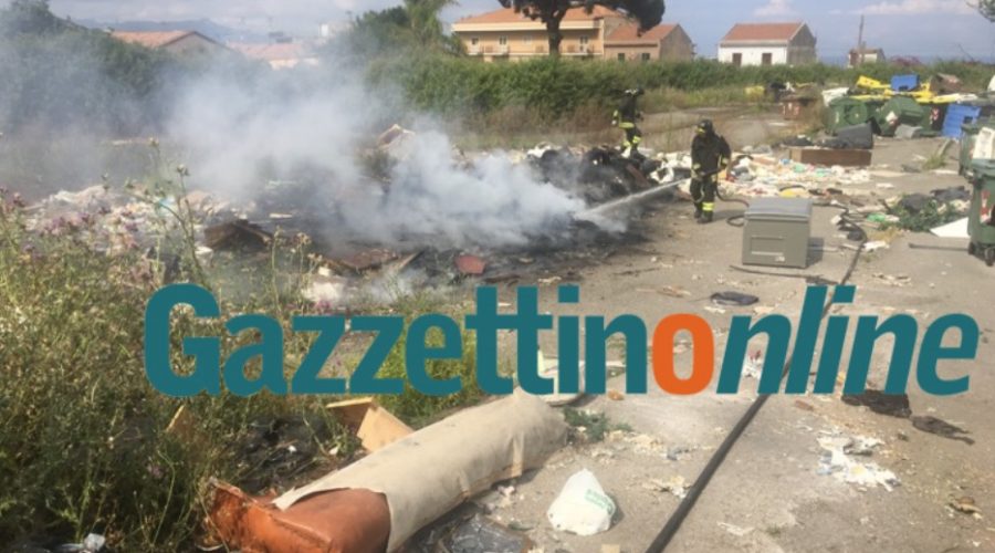 Giarre, a fuoco maxi discarica del parco incompiuto di Trepunti VIDEO