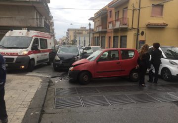 Giarre, ancora un incidente nel crocevia di via Orlando e via Vasta: un ferito lieve