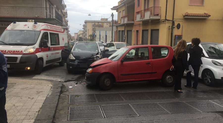 Giarre, ancora un incidente nel crocevia di via Orlando e via Vasta: un ferito lieve