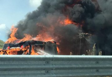 Tangenziale di Catania, camion in fiamme tra Gravina e San Gregorio: intervento dei Vigili del fuoco