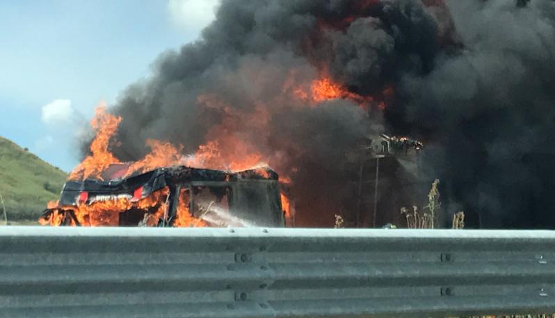 Tangenziale di Catania, camion in fiamme tra Gravina e San Gregorio: intervento dei Vigili del fuoco