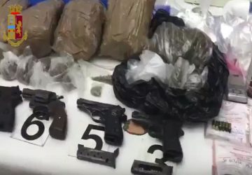 Beccato con 3 kg di droga e 4 pistole. In manette 27enne catanese VIDEO