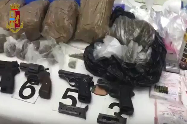 Beccato con 3 kg di droga e 4 pistole. In manette 27enne catanese VIDEO