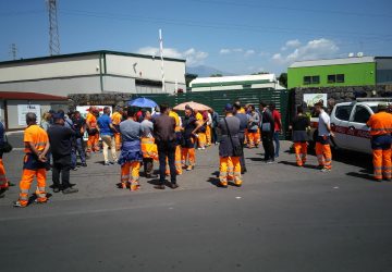 Acireale, licenziamenti arbitrari di operatori ecologici: scatta la protesta. Due dipendenti licenziati si cospargono di benzina