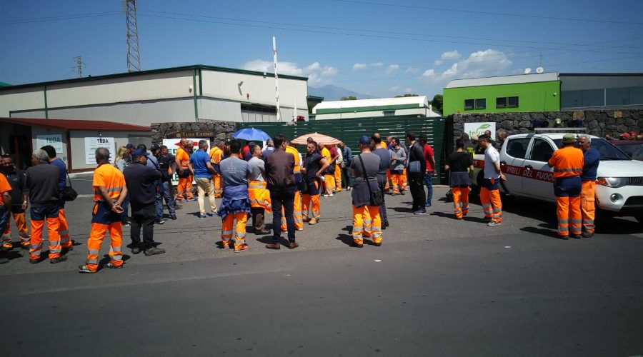 Acireale, licenziamenti arbitrari di operatori ecologici: scatta la protesta. Due dipendenti licenziati si cospargono di benzina