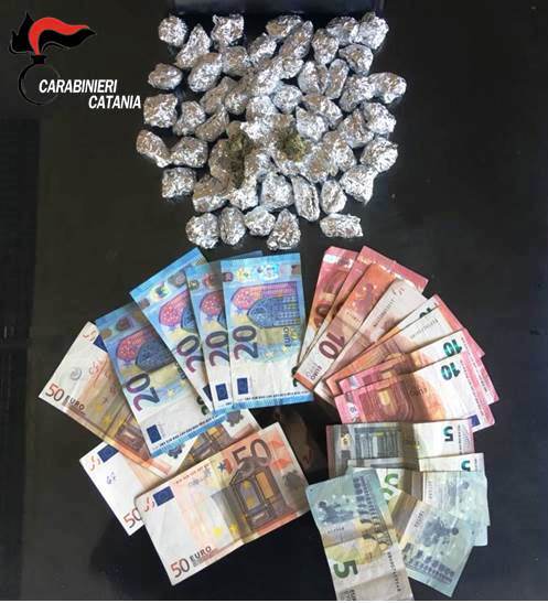 Catania, dalla finestra di casa lanciava la droga agli “amici” che la spacciavano