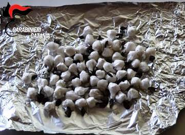 Catania, rimasta vedova sbarcava il lunario spacciando “coca”. Arrestata