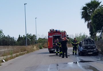 Riposto, a fuoco Punto in sosta sulla via Filosto