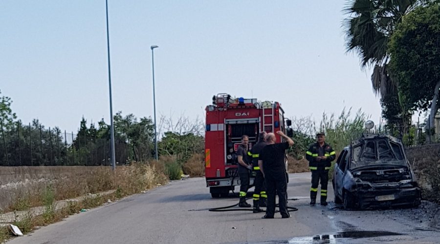 Riposto, a fuoco Punto in sosta sulla via Filosto